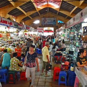 Hustling and bustling atmosphere in Ben Thanh market