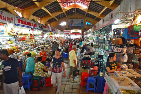 Hustling and bustling atmosphere in Ben Thanh market