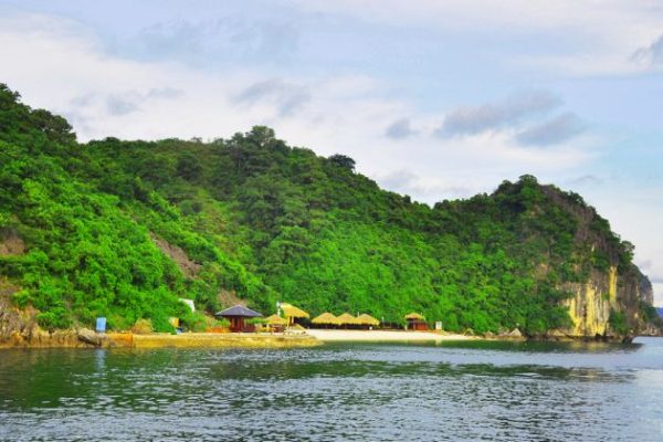 swim at soi sim beach in halong bay