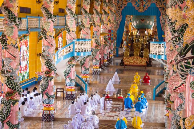 visit cao dai temple in tay ninh