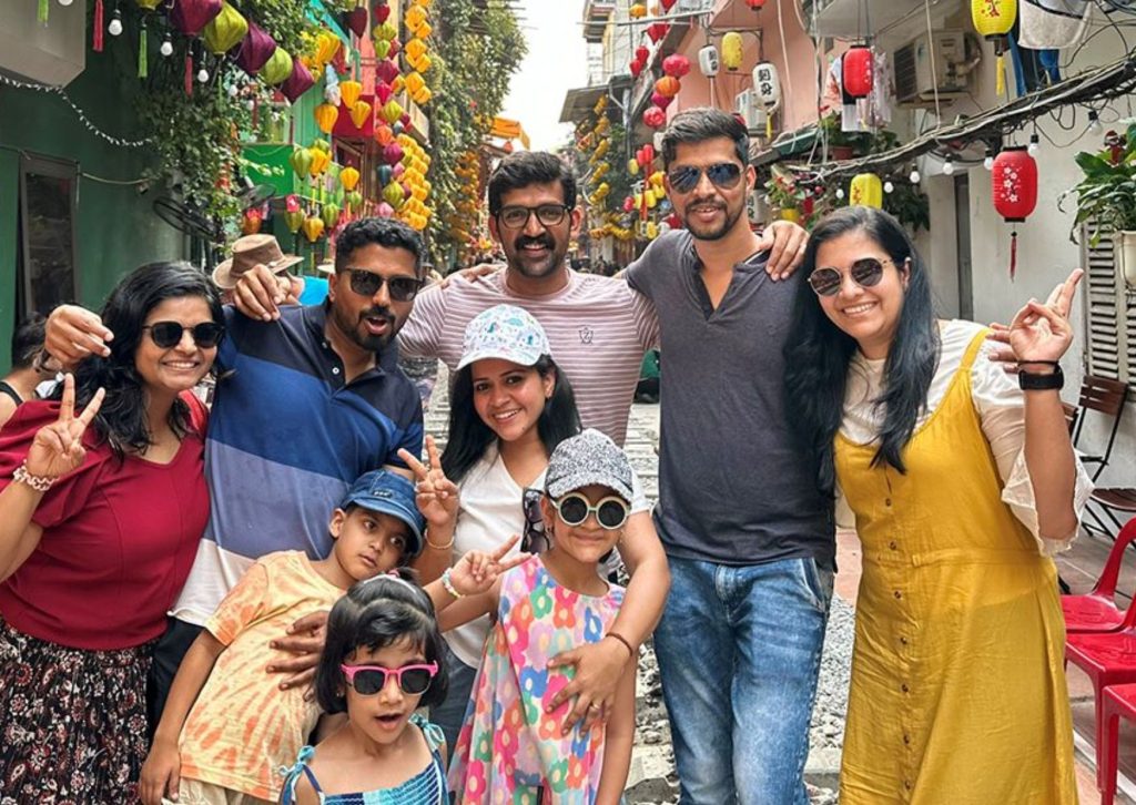 Happy family tour in Hanoi Train Street with DMC support